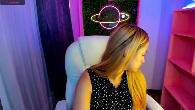 Image 4 of cristina_reyess Stream on Chaturbate on 25 months ago