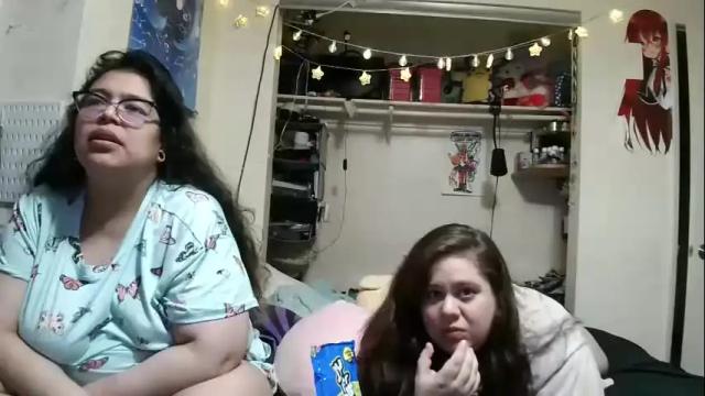 Image 3 of crybbyroses913 Stream on Chaturbate on 13 months ago
