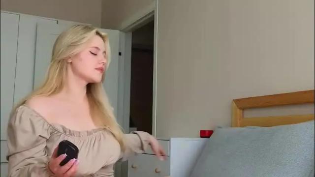 Image 2 of crystal_angells Stream on Chaturbate on 1 month ago