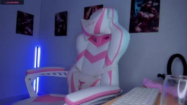 Image 10 of crystal_foster Stream on Chaturbate on 17 months ago