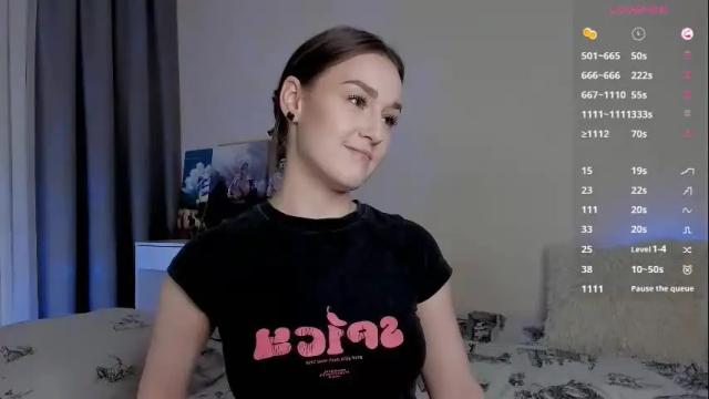 Image 2 of crystalcandies Stream on Chaturbate on 15 days ago