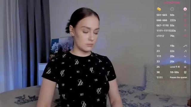 Image 3 of crystalcandies Stream on Chaturbate on 13 hours ago
