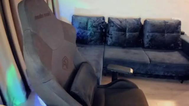 Image 10 of crystalemily Stream on Chaturbate on 15 months ago