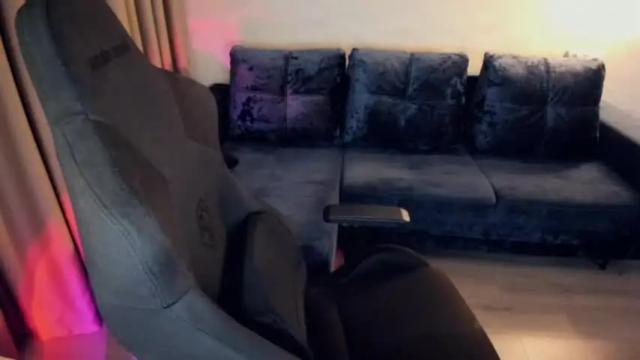 Image 4 of crystalemily Stream on Chaturbate on 14 months ago
