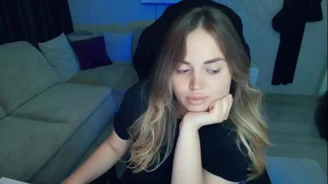 Image 11 of crystalemily Stream on Chaturbate on 22 days ago