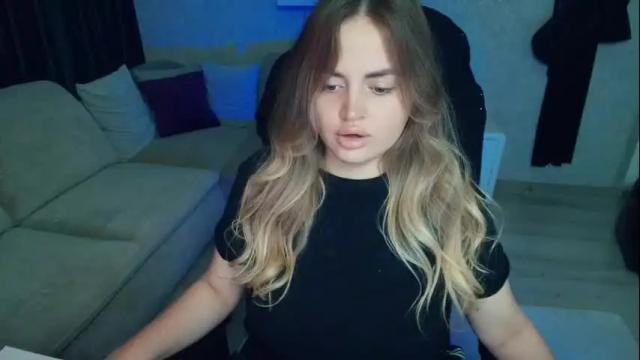Image 8 of crystalemily Stream on Chaturbate on 22 days ago