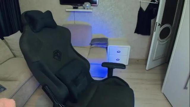 Image 10 of crystalemily Stream on Chaturbate on 8 days ago