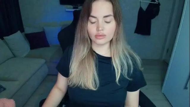Image 6 of crystalemily Stream on Chaturbate on 8 days ago
