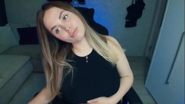 Image 11 of crystalemily Stream on Chaturbate on 3 days ago