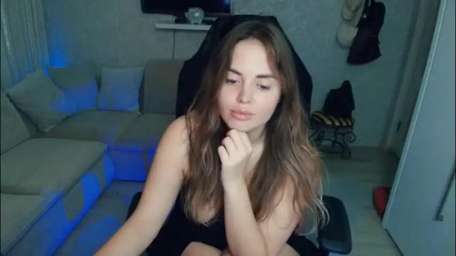 Image 3 of crystalemily Stream on Chaturbate on 28 days ago