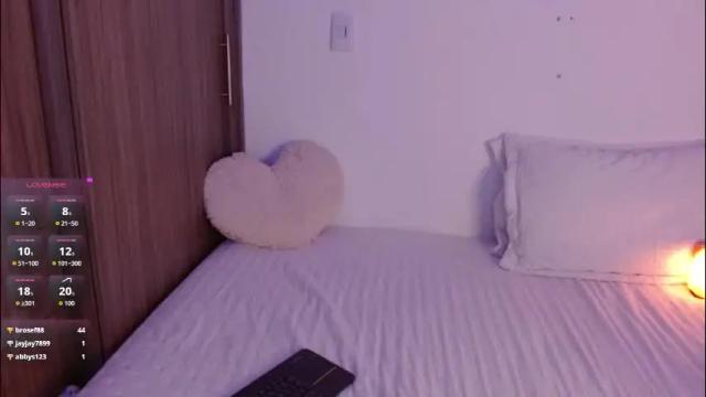 Image 3 of crystalitesq Stream on Chaturbate on 2 months ago