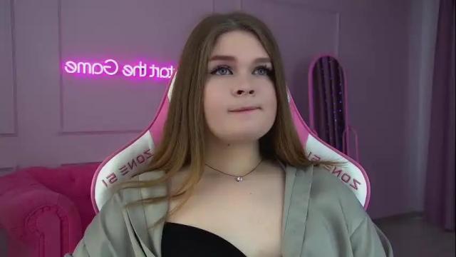 Image 4 of crystallyons Stream on Chaturbate on 21 days ago