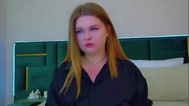 Image 3 of crystallyons Stream on Chaturbate on 15 days ago