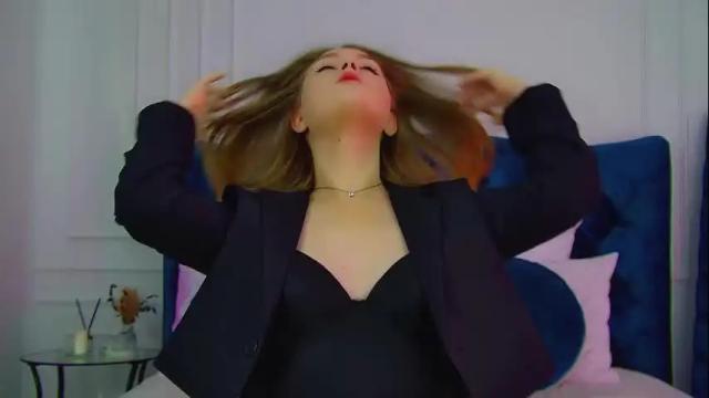 Image 7 of crystallyons Stream on Chaturbate on 1 month ago