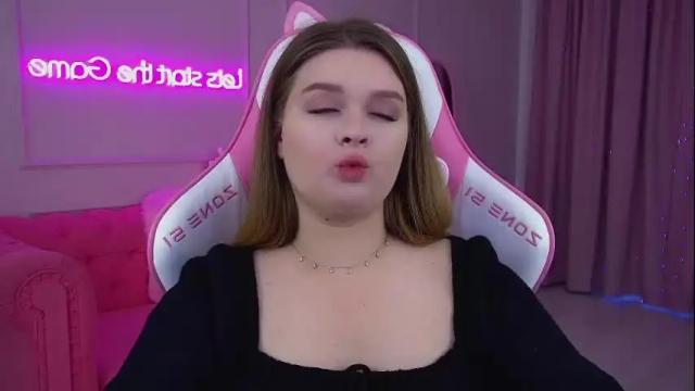 Image 2 of crystallyons Stream on Chaturbate on 1 month ago