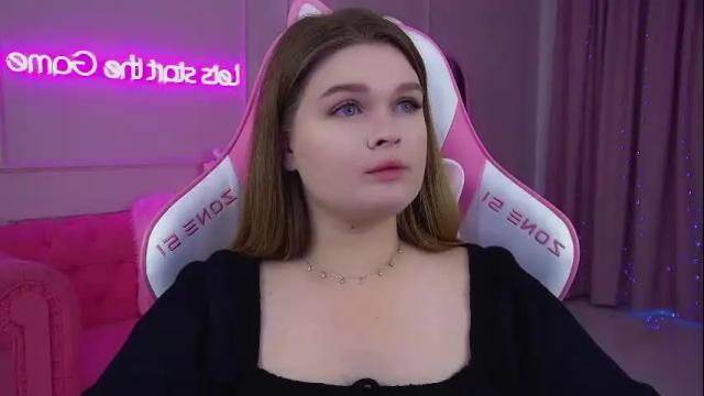 Image 3 of crystallyons Stream on Chaturbate on 1 month ago