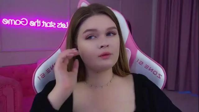 Image 4 of crystallyons Stream on Chaturbate on 1 month ago