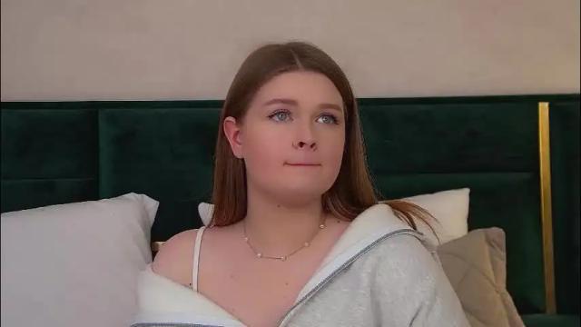 Image 3 of crystallyons Stream on Chaturbate on 2 months ago