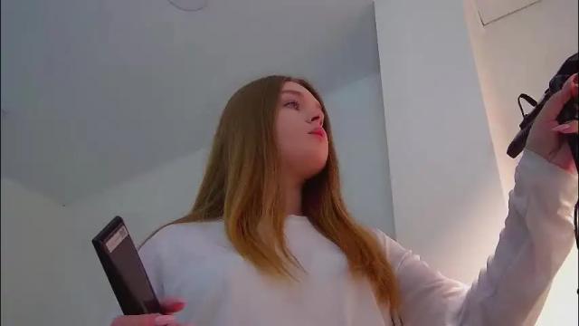 Image 2 of crystallyons Stream on Chaturbate on 2 months ago