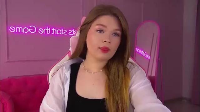 Image 2 of crystallyons Stream on Chaturbate on 1 month ago