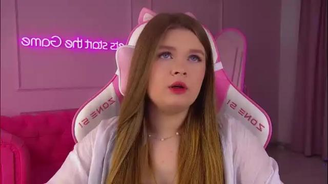 Image 3 of crystallyons Stream on Chaturbate on 1 month ago