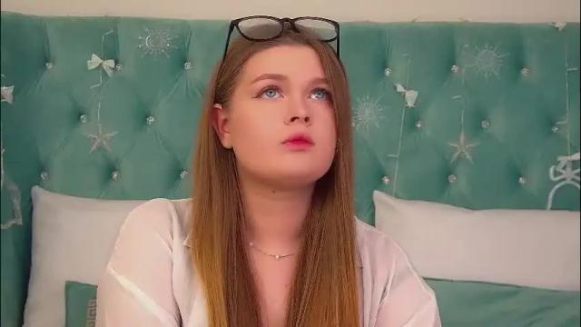 Image 4 of crystallyons Stream on Chaturbate on 1 month ago