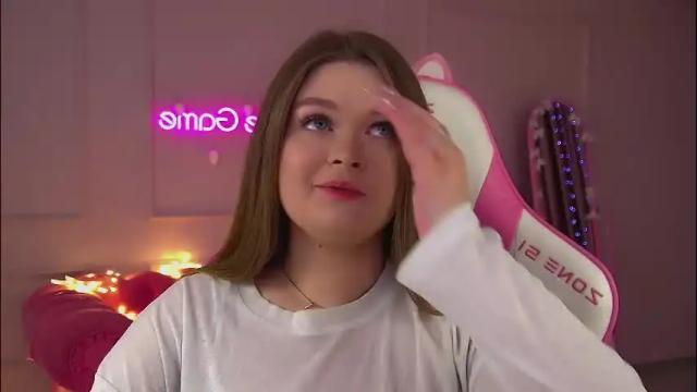 Image 2 of crystallyons Stream on Chaturbate on 1 month ago