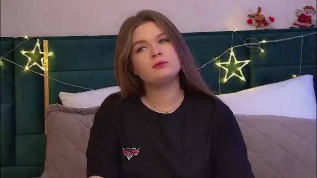 Image 2 of crystallyons Stream on Chaturbate on 1 month ago