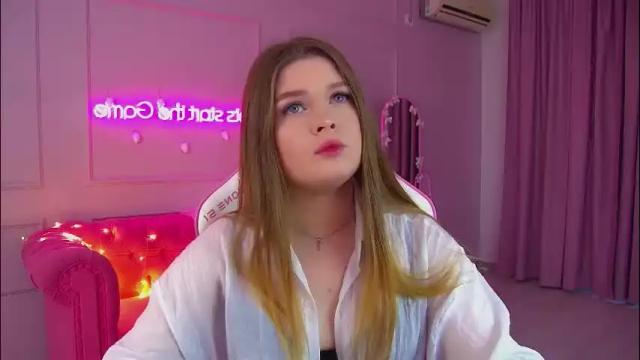 Image 3 of crystallyons Stream on Chaturbate on 1 month ago