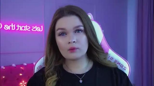 Image 3 of crystallyons Stream on Chaturbate on 24 days ago