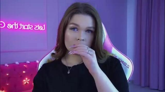 Image 4 of crystallyons Stream on Chaturbate on 24 days ago