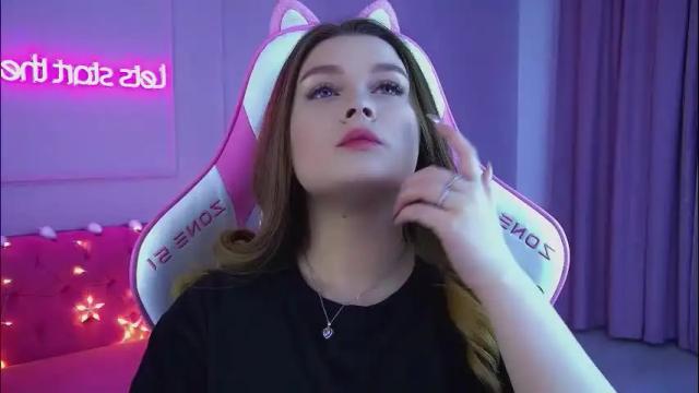 Image 8 of crystallyons Stream on Chaturbate on 24 days ago