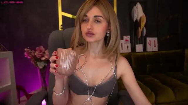 Image 2 of crystaltiffanyy Stream on Chaturbate on 13 months ago