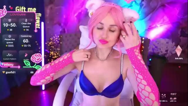 Image 12 of crystaltiffanyy Stream on Chaturbate on 1 month ago