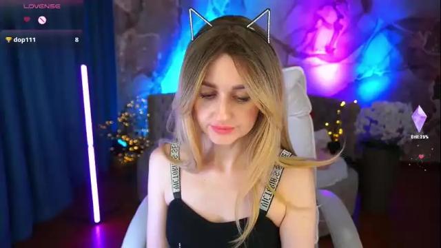 Image 10 of crystaltiffanyy Stream on Chaturbate on 1 month ago