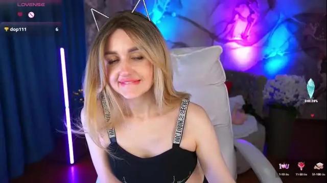 Image 4 of crystaltiffanyy Stream on Chaturbate on 1 month ago