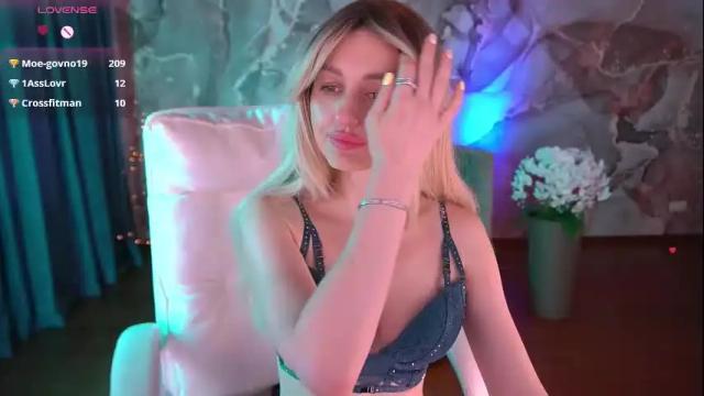 Image 4 of crystaltiffanyy Stream on Chaturbate on 8 days ago