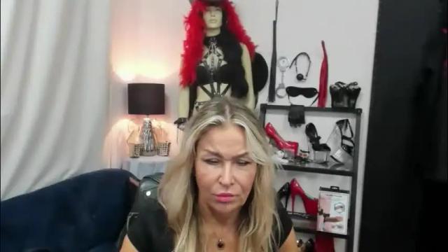 Image 2 of crystalxohotty Stream on Chaturbate on 1 month ago