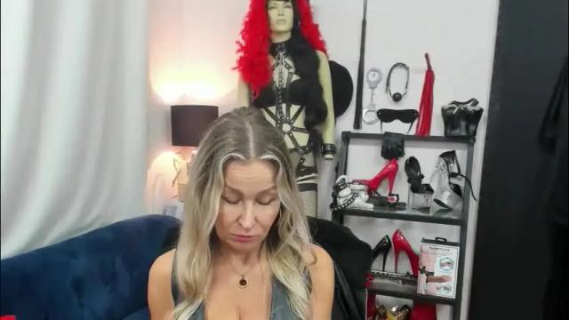 Image 7 of crystalxohotty Stream on Chaturbate on 7 days ago