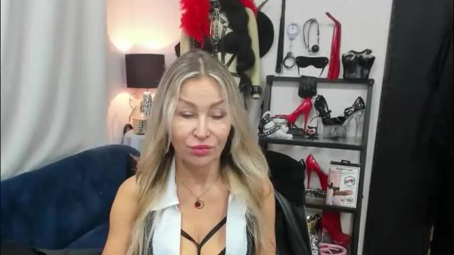 Image 4 of crystalxohotty Stream on Chaturbate on 2 months ago