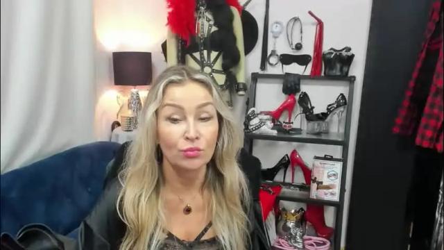 Image 2 of crystalxohotty Stream on Chaturbate on 2 months ago