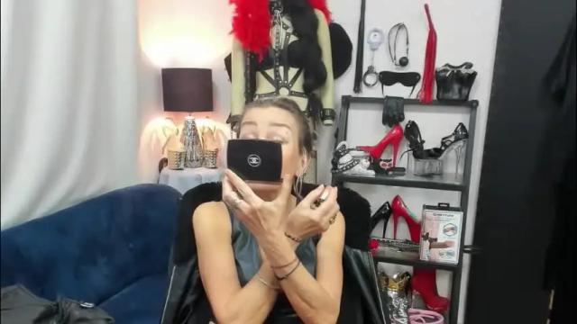 Image 2 of crystalxohotty Stream on Chaturbate on 2 months ago