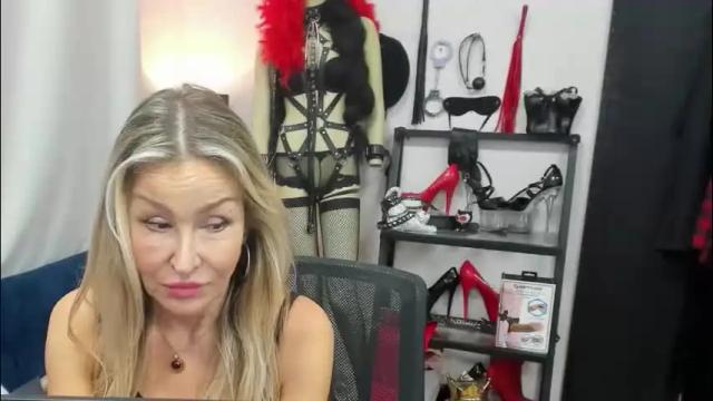 Image 7 of crystalxohotty Stream on Chaturbate on 1 month ago