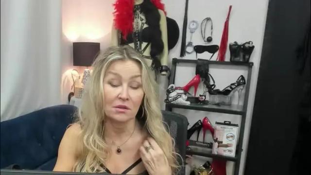 Image 2 of crystalxohotty Stream on Chaturbate on 1 month ago