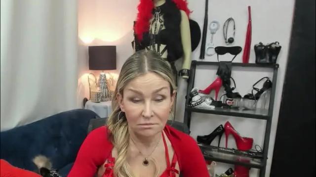 Image 2 of crystalxohotty Stream on Chaturbate on 22 days ago