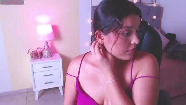 Image 5 of curvy_daniela Stream on Chaturbate on 6 months ago