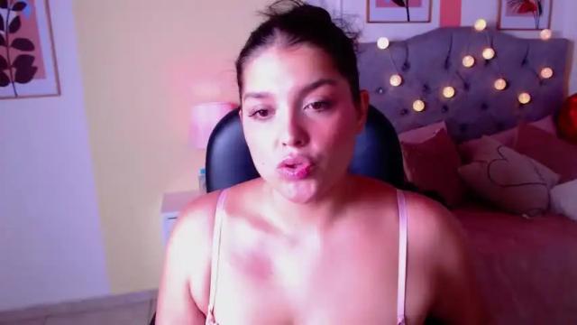 Image 4 of curvy_daniela Stream on Chaturbate on 6 months ago