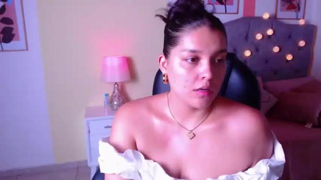 Image 2 of curvy_daniela Stream on Chaturbate on 6 months ago