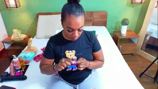 Image 6 of curvyebonyy_ Stream on Chaturbate on 1 month ago