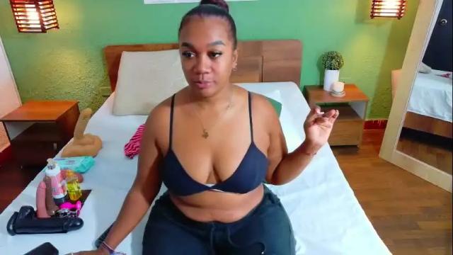 Image 2 of curvyebonyy_ Stream on Chaturbate on 25 days ago
